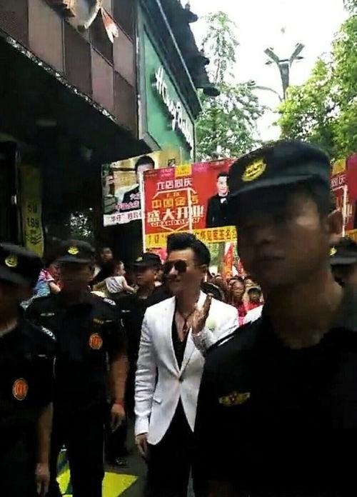 被吃瓜群众围堵,围观群众围堵明星，现场火爆异常