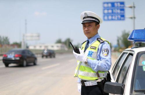 交警办案路人吃瓜群众