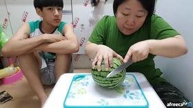母子吃瓜