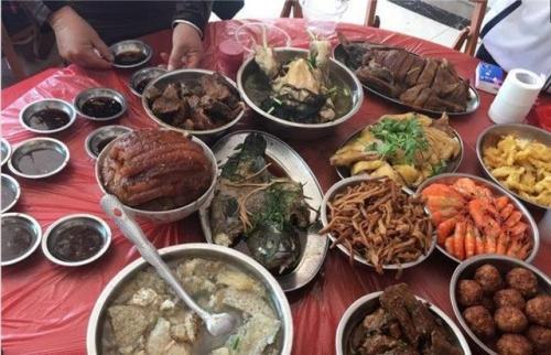 酒席吃瓜大妈图片,酒席上吃瓜大妈的欢乐瞬间